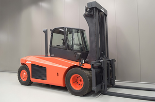 Rent a high tonnage forklift truck